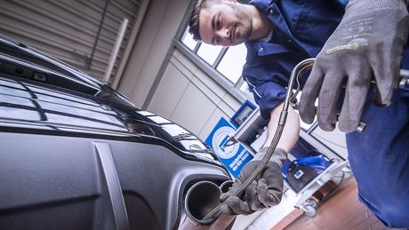 Abgasuntersuchung am Auto