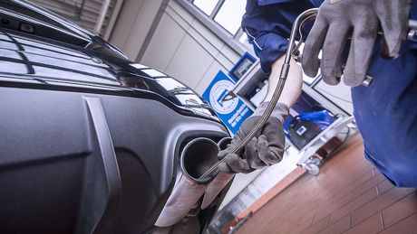 Abgasuntersuchung am Auto
