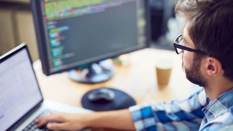 Mann am Schreibtischarbeitsplatz mit PC