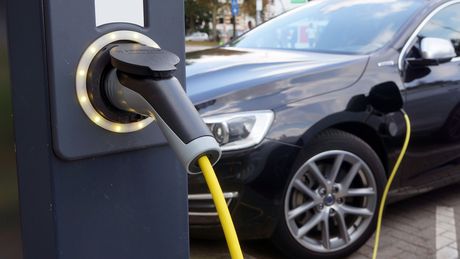 Elektroauto lädt an Ladestation