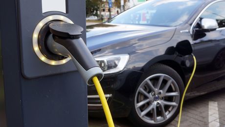 Elektroauto lädt an Ladestation