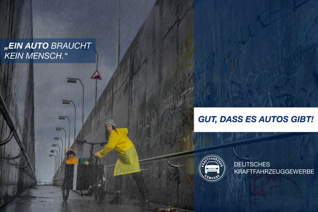 Kampagne_Lastenfahrrad, Frau schiebt im Regen einen Einkaufswagen