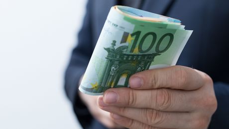 Hand mit Geldscheinen