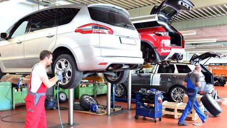 Werkstatt mit Auto auf Hebebühne