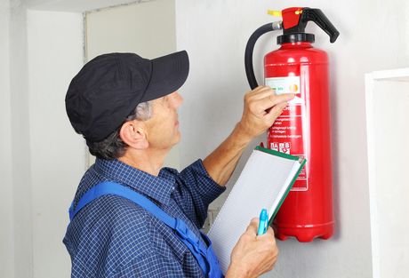 Prüfung Feuerlöscher durch einen Techniker