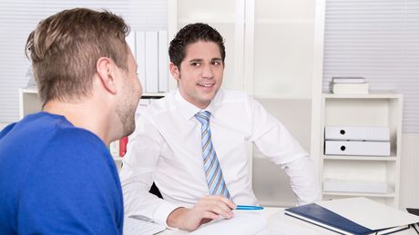 Verkaufsgespräch zwischen zwei Männern im Büro