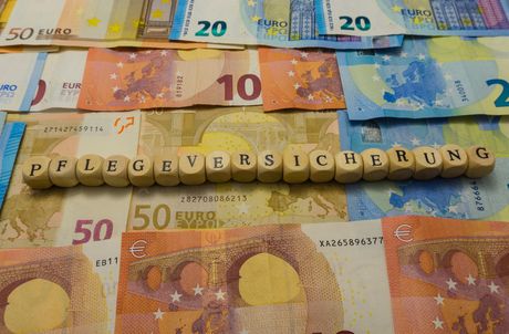 Geldscheine augebreitet auf dem Tisch 