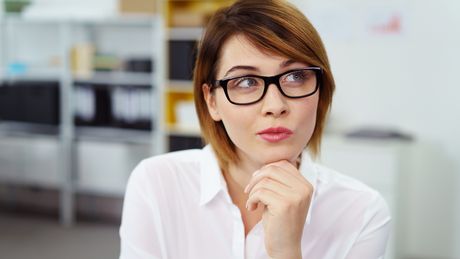 Frau mit Brille am Schreibtisch 
