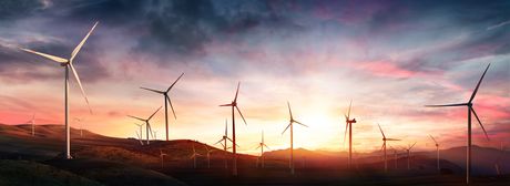 Sonnenuntergang mit Windkrafträdern