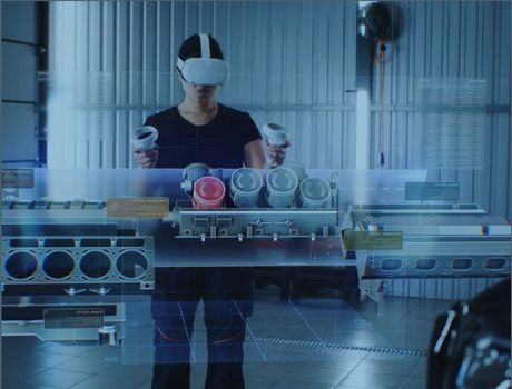 Frau mit VR Brille und Controllern in den Händen 