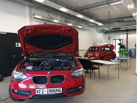 Werkstat mit Auto