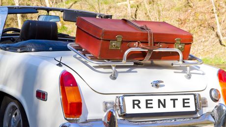 Cabrio mit Nummerschild auf dem Rente steht