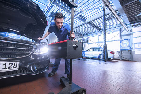Auto in der Werkstatt zum Lichttest