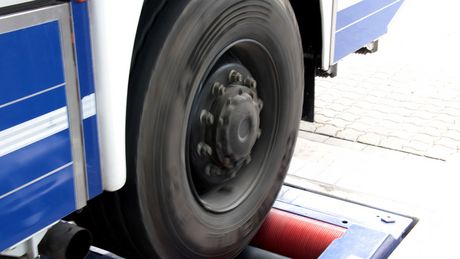 Auto auf dem Reifenprüfstand