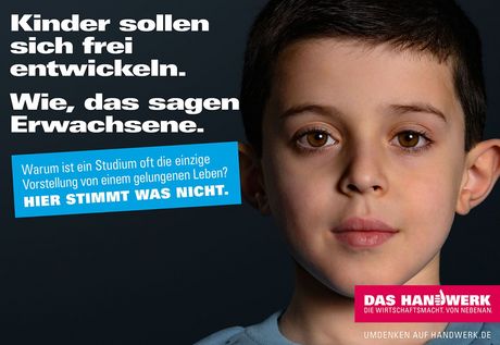 Junge guckt in die Kamera