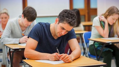 Schüler an Schreibtischen 