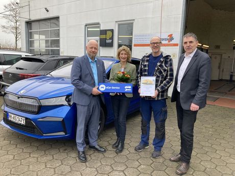 Übergabe Zusatzschild e-Car Service
