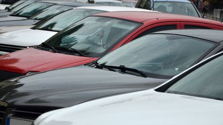 Autos auf dem Parkplatz